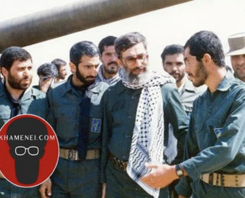 Khamenei parmi des soldats pendant la guerre Iran-Irak, qui a accru les tensions entre l'Iran et les autres pays du golfe Persique.
