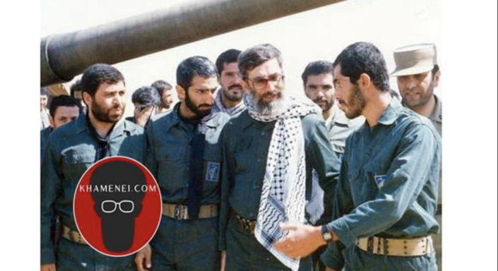 Khamenei parmi des soldats pendant la guerre Iran-Irak, qui a accru les tensions entre l'Iran et les autres pays du golfe Persique.